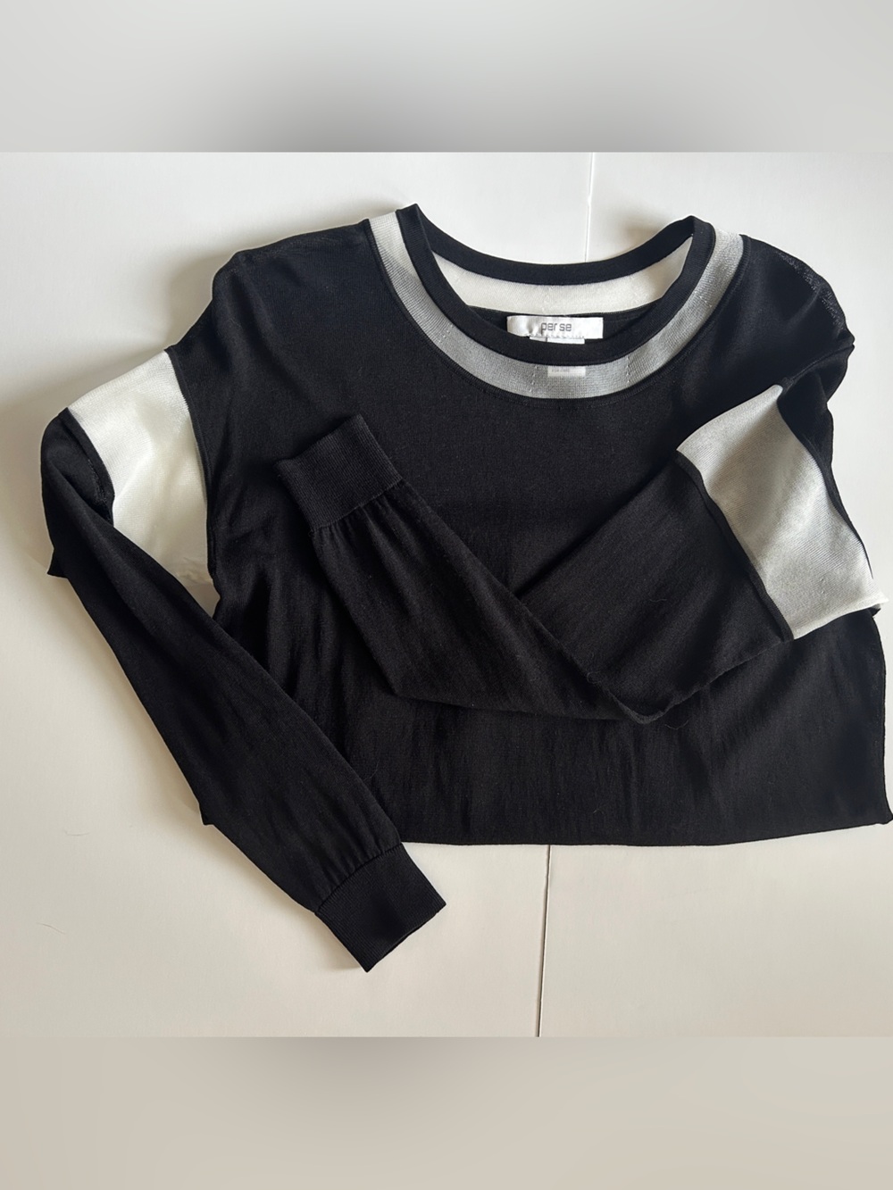 Per Se by Carlisle Black with White lightweight long sleeve top